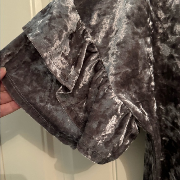 Mossimo women’s gray short sleeve crushed velvet shirt with ruffled sleeves. XL - Picture 7 of 8